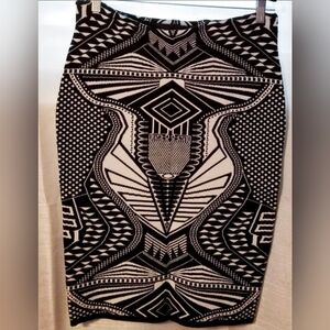 Black and White Stretch Knit Geometric,  fitted Pencil Skirt. Size LARGE